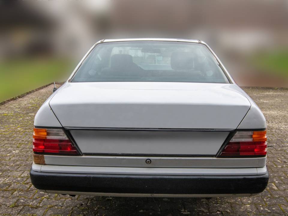 Image 4/13 of Mercedes-Benz 300 CE (1989)