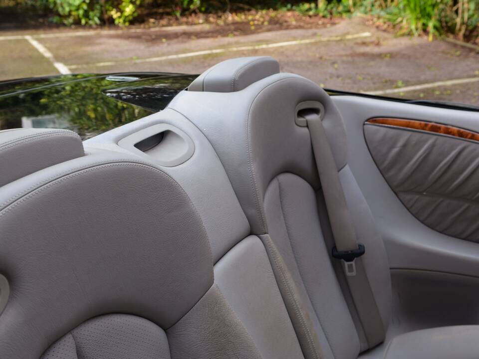Image 45/49 of Mercedes-Benz CLK 500 (2004)