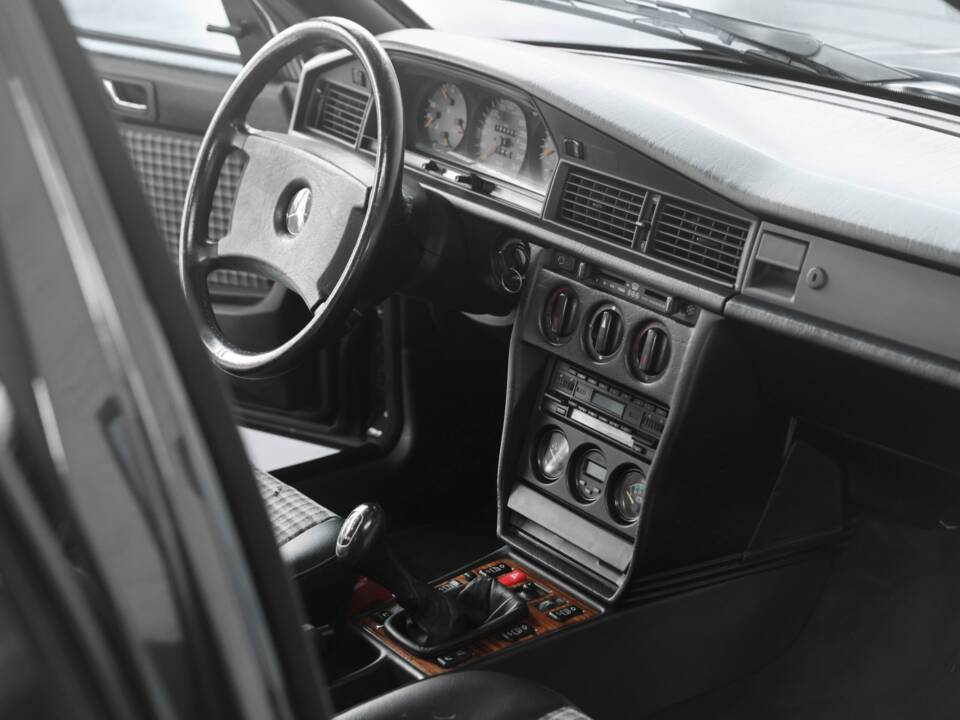 Imagen 38/50 de Mercedes-Benz 190 E 2.5-16 Evolution II (1990)