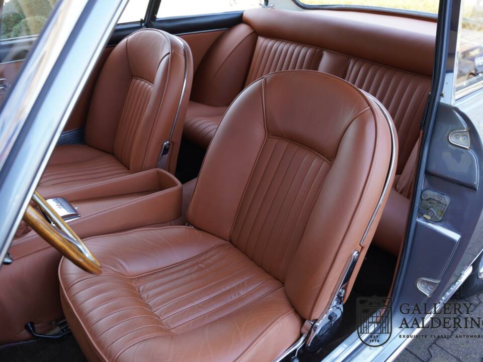 Image 46/50 de Ferrari 330 GT 2+2 (1965)