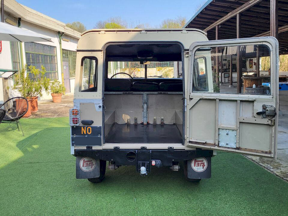 Bild 27/39 von Land Rover 88 (1981)