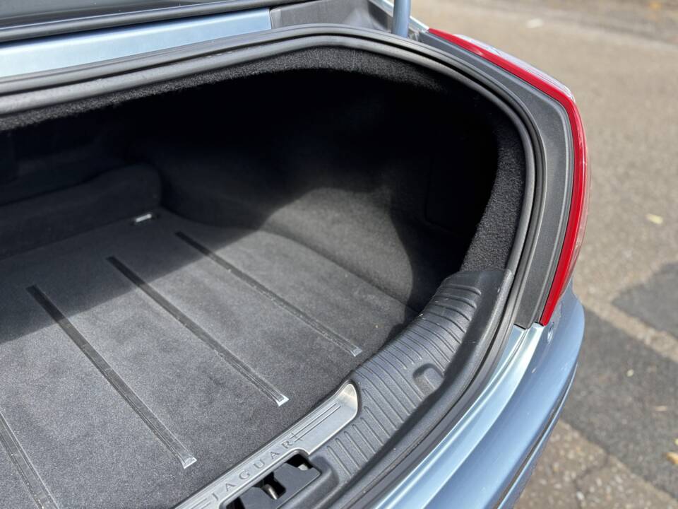 Image 12/50 of Jaguar XJ 5.0 (2011)