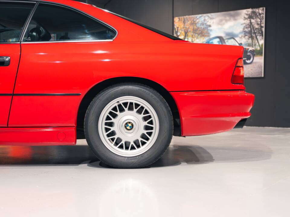 Image 12/33 of BMW 850i (1991)