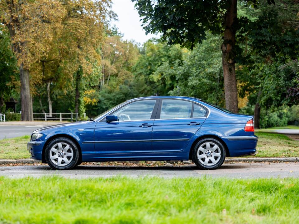 Image 13/38 of BMW 325i (2002)
