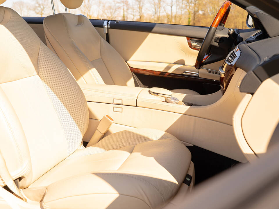 Image 44/67 of Mercedes-Benz CL 500 (2006)