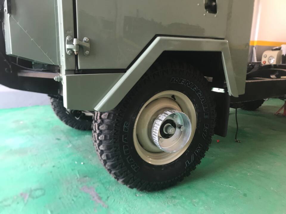 Image 30/39 of Land Rover Forward Control (1975)