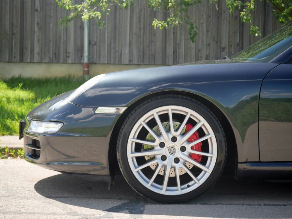 Image 29/33 of Porsche 911 Carrera S (2005)