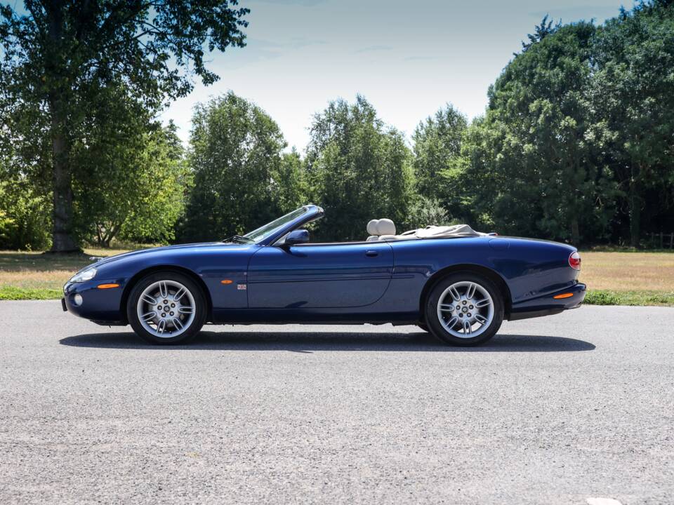 Image 29/36 of Jaguar XK8 4.0 (2001)