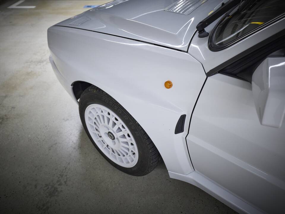 Image 44/93 of Lancia Delta HF Integrale Evoluzione I (1992)