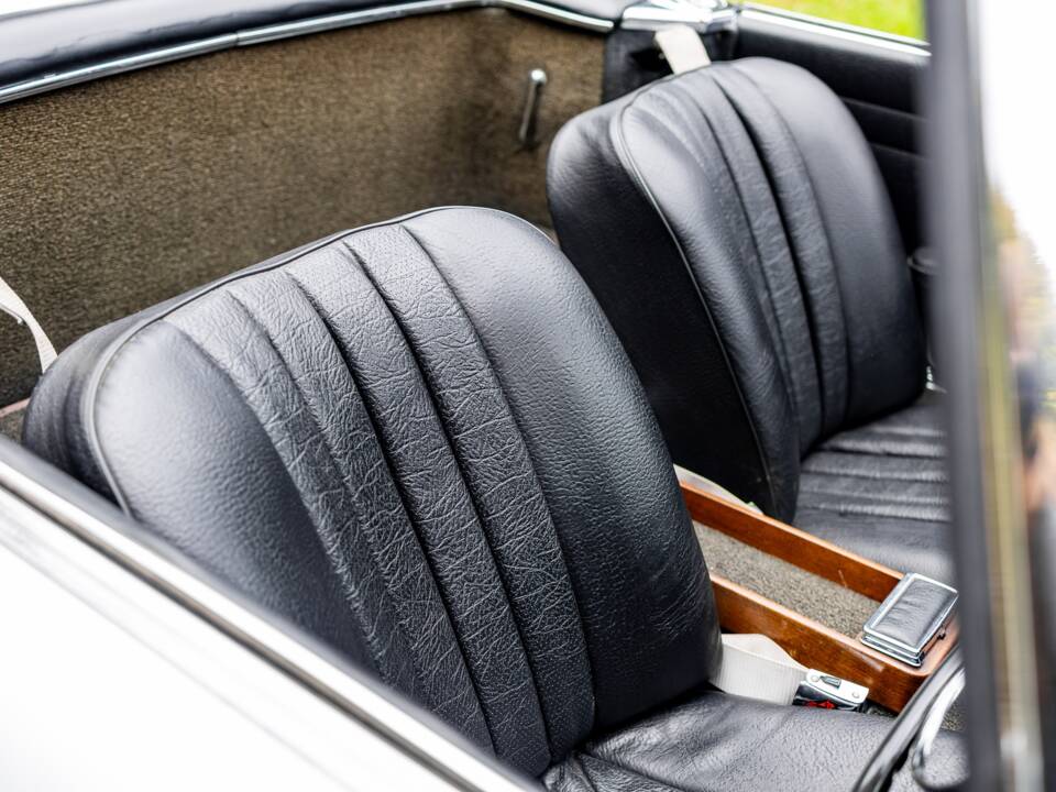 Image 44/50 of Mercedes-Benz 280 SL (1968)