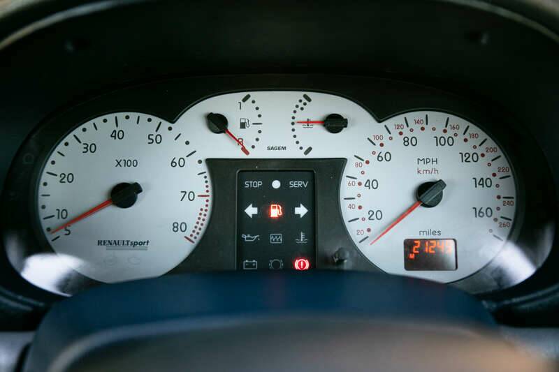 Image 37/40 of Renault Clio II V6 (2002)