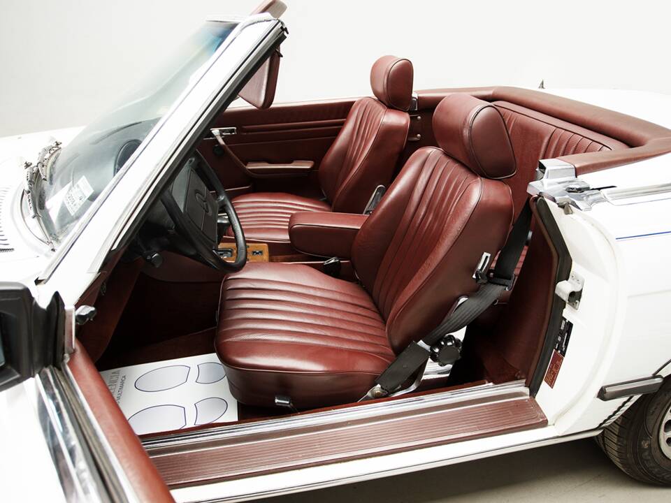 Image 25/48 of Mercedes-Benz 560 SL (1988)