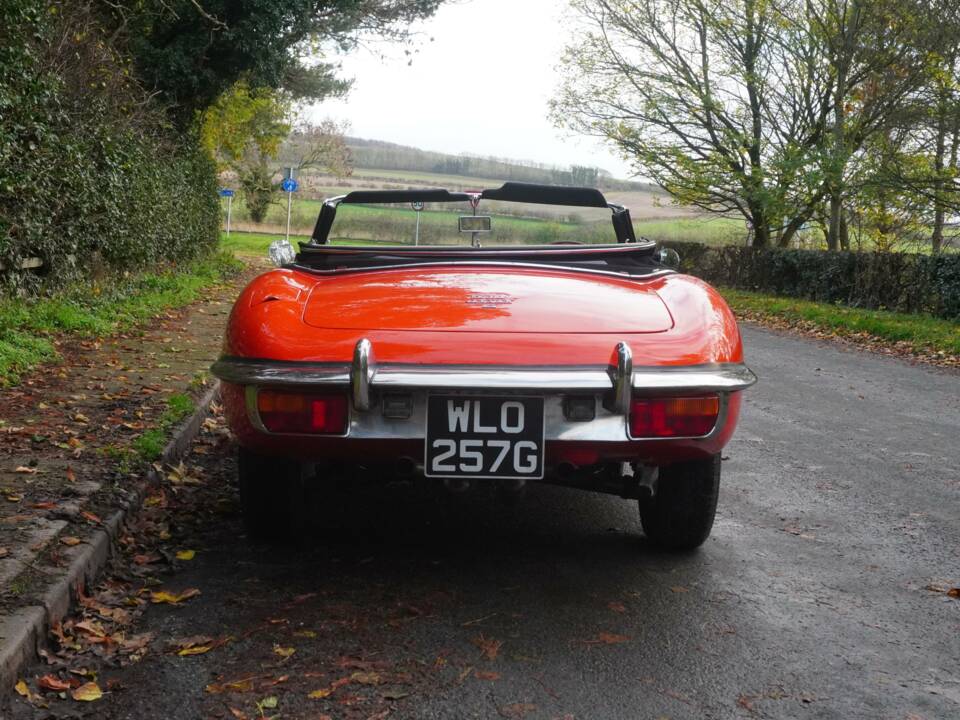 Image 5/18 de Jaguar E-Type (1968)