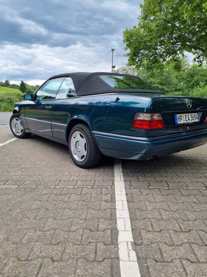 Afbeelding 36/38 van Mercedes-Benz E 200 (1995)