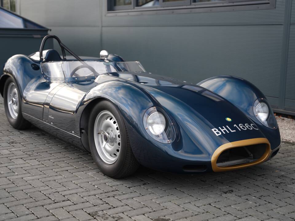 Image 11/50 of Lister Knobbly (1958)