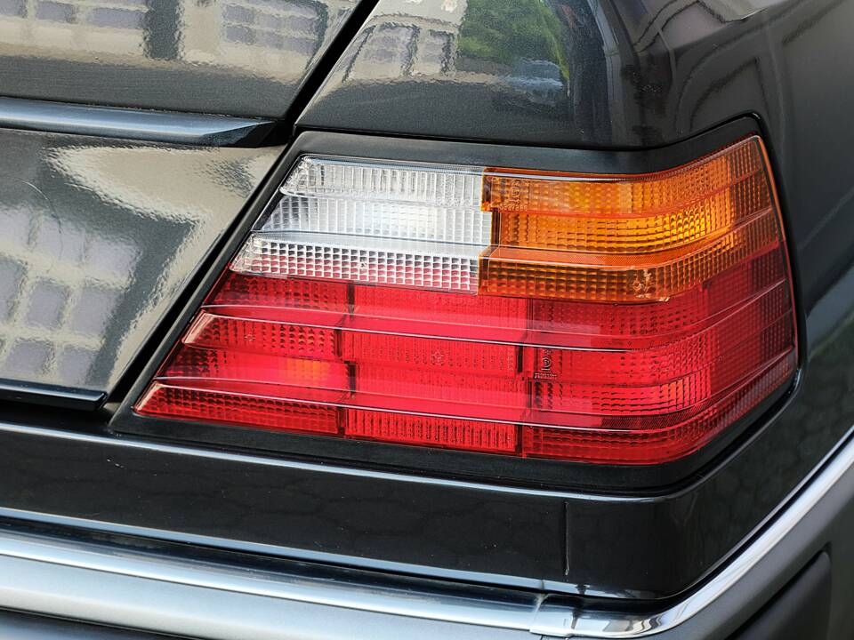 Image 41/63 of Mercedes-Benz 300 CE (1991)