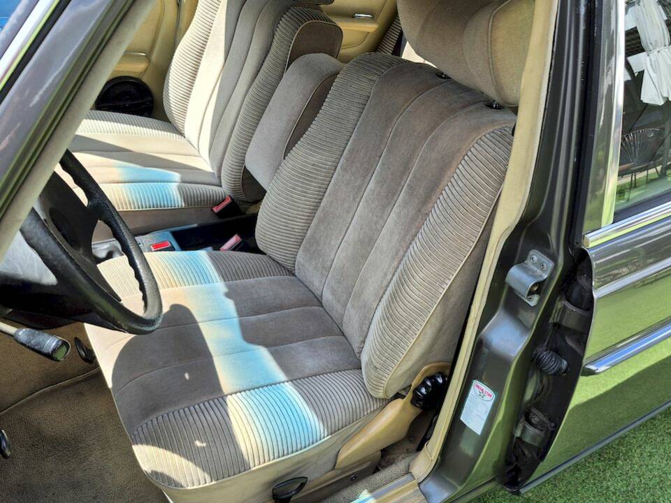 Image 32/71 of Mercedes-Benz 240 D (1980)