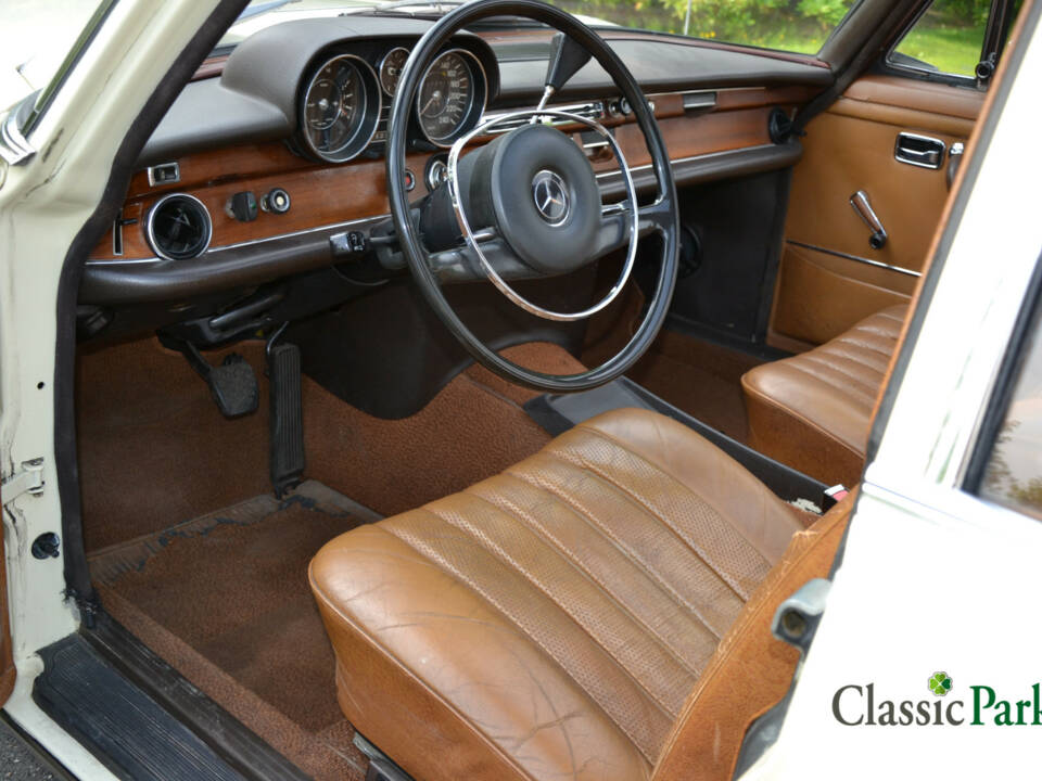 Image 26/49 of Mercedes-Benz 280 SE 3,5 (1972)