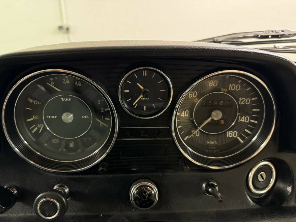 Bild 9/21 von Mercedes-Benz 220 D (1974)