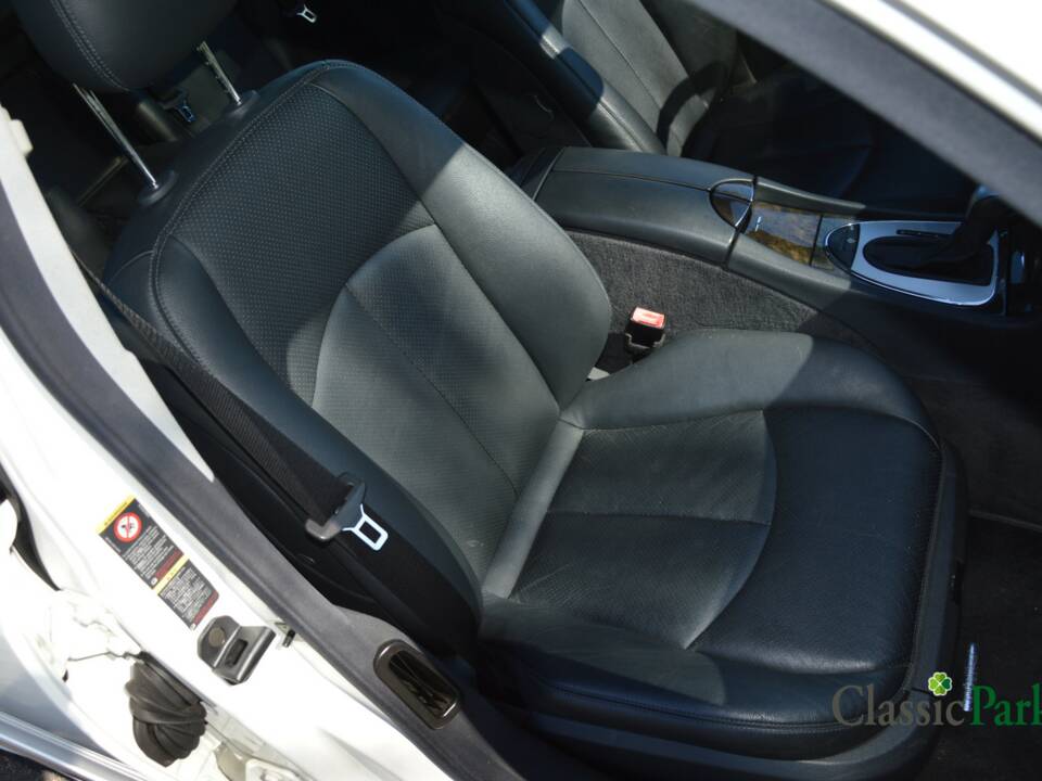 Image 27/50 of Mercedes-Benz E 500 T (2004)