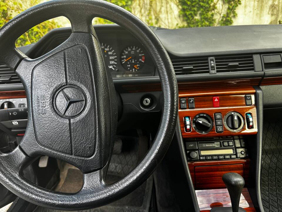Image 6/6 of Mercedes-Benz 220 CE (1993)