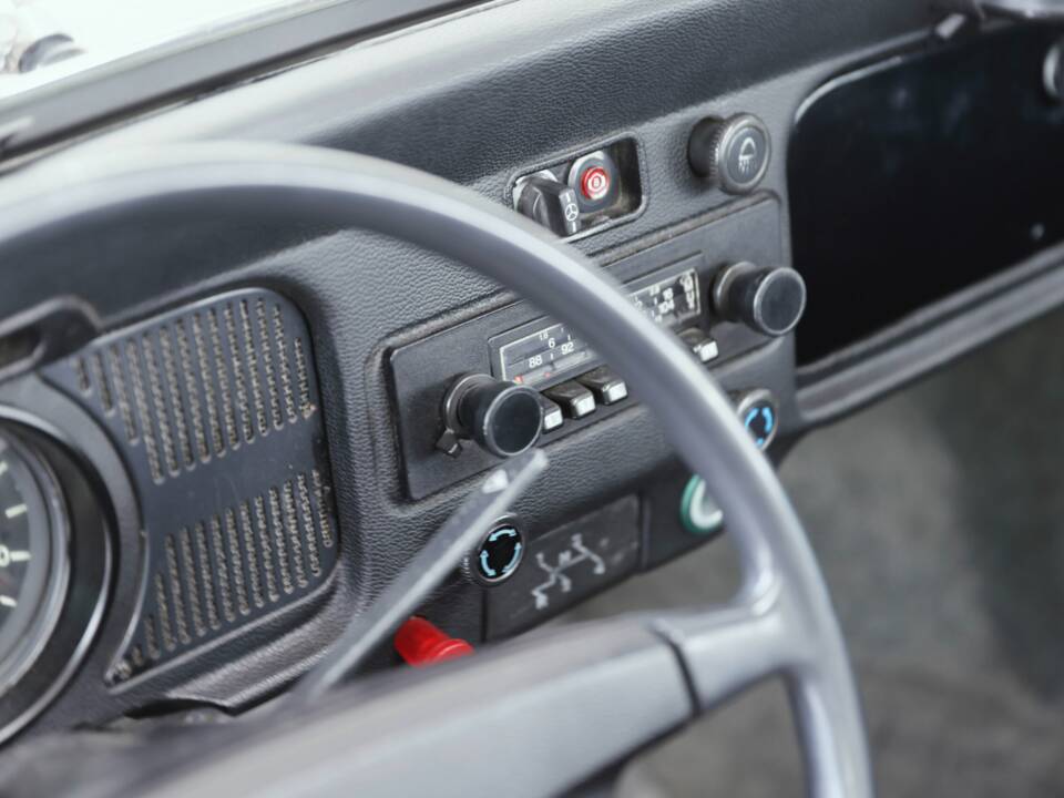 Image 20/37 of Volkswagen Beetle 1302 (1971)