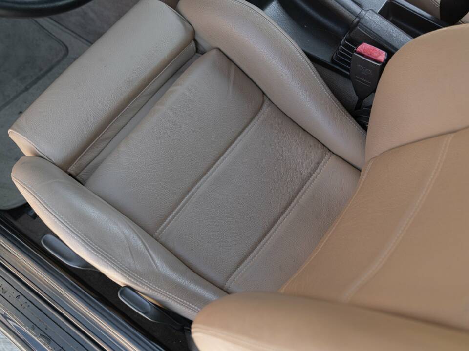 Image 35/50 of BMW 320i (1989)