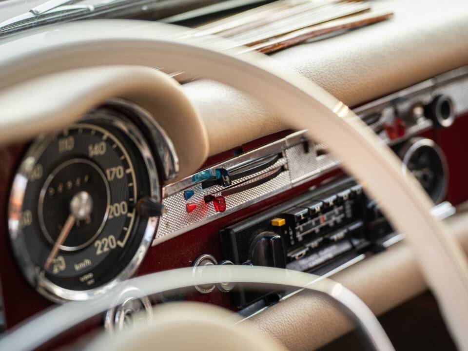 Image 36/70 de Mercedes-Benz 230 SL (1966)
