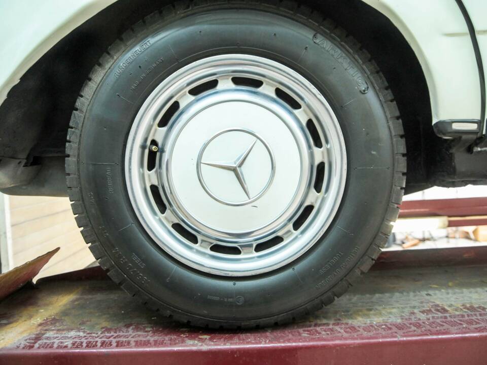Image 48/50 of Mercedes-Benz 230 TE (1984)