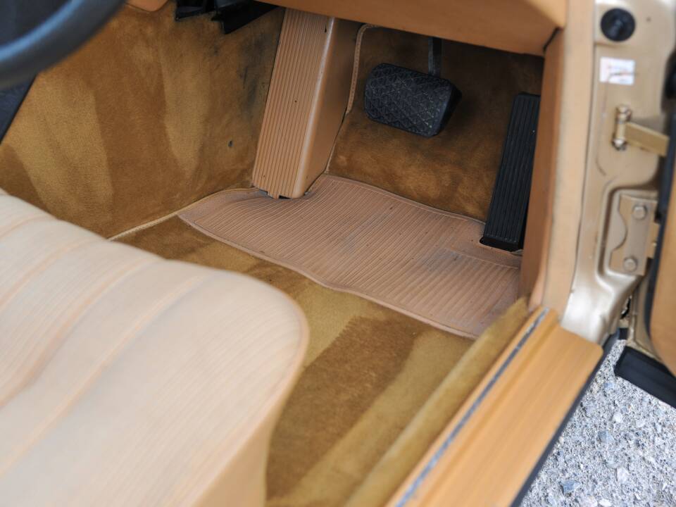 Image 19/33 of Mercedes-Benz 230 CE (1985)