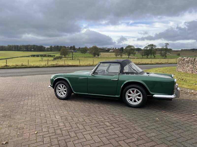 Image 13/45 of Triumph TR 4 (1964)