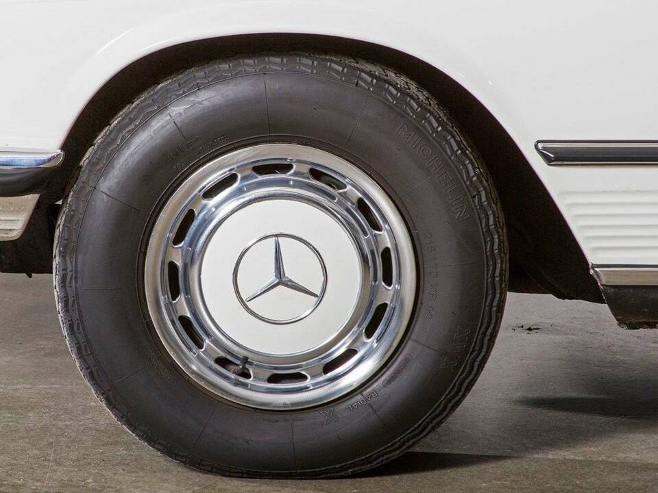Image 24/30 of Mercedes-Benz 350 SL (1972)