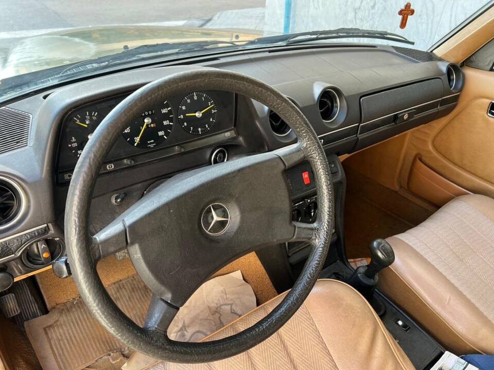 Immagine 2/8 di Mercedes-Benz 300 D (1982)