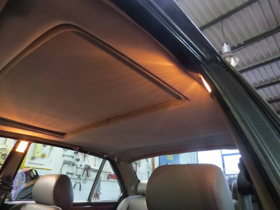 Image 26/30 of Daimler Double Six (1992)