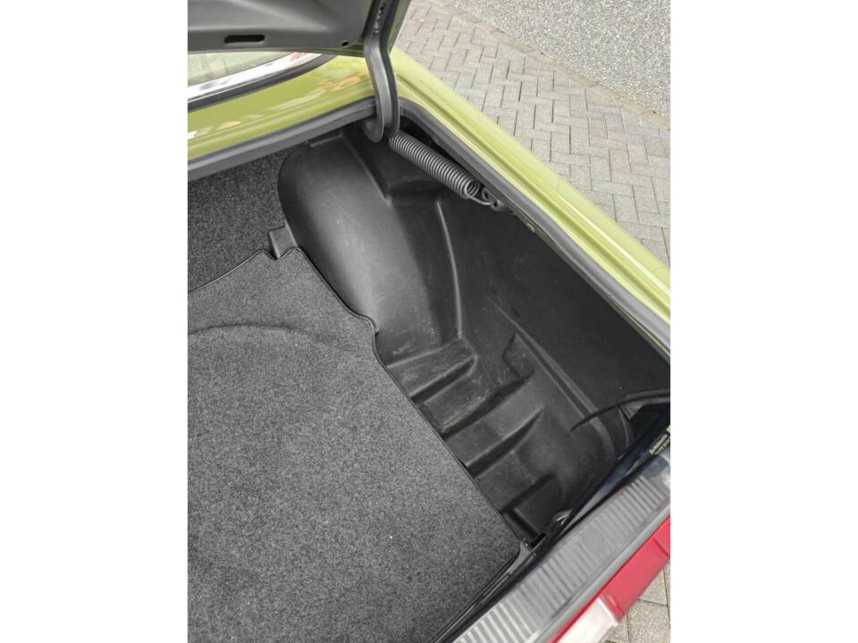 Immagine 36/50 di Mercedes-Benz 230 CE (1982)