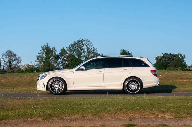 Immagine 29/50 di Mercedes-Benz C 63 AMG T (2009)
