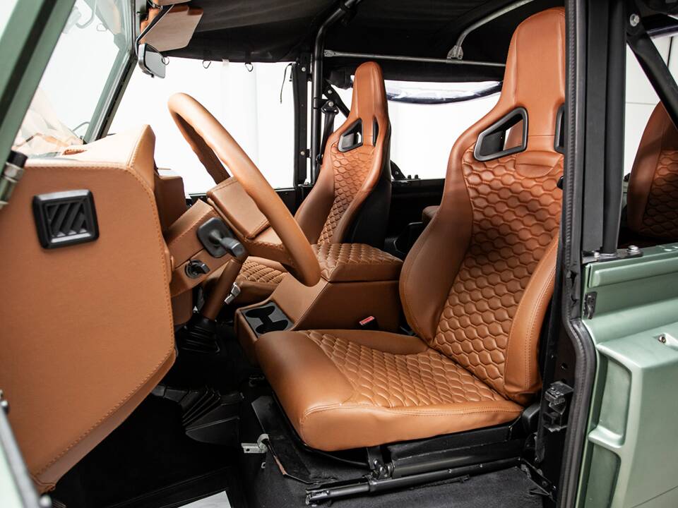 Image 17/44 of Land Rover Defender 90 (2011)