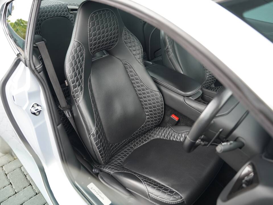 Image 13/50 of Aston Martin Vanquish (2014)