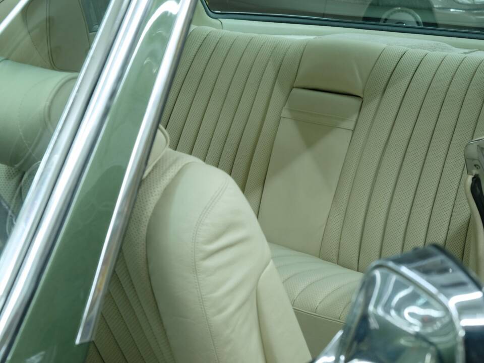 Image 23/50 de Mercedes-Benz 350 SLC (1973)