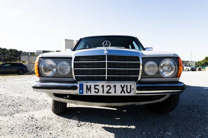 Image 6/7 de Mercedes-Benz 300 D (1983)