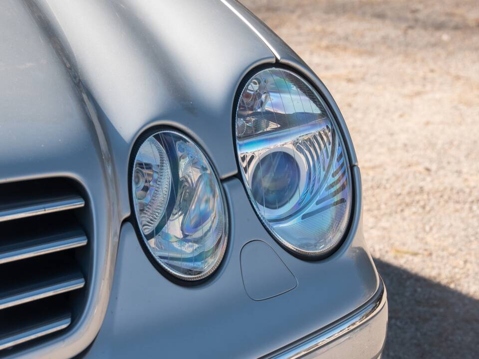 Image 18/50 of Mercedes-Benz CL 500 (2002)