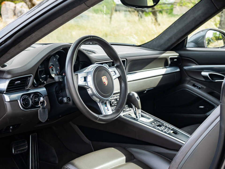 Image 15/50 of Porsche 911 Carrera 4S (2013)