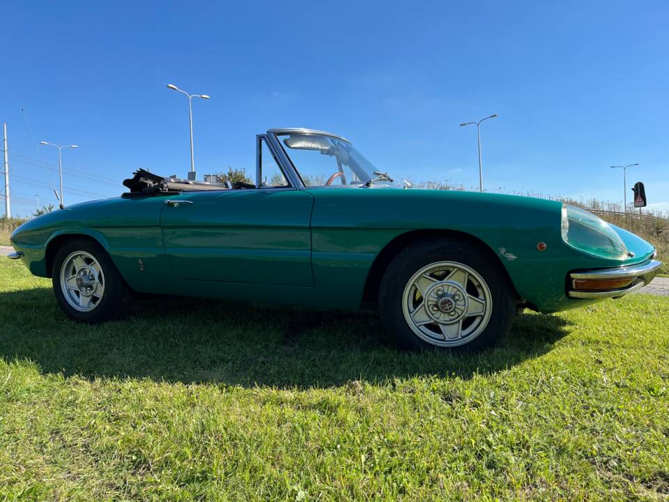 Image 8/91 of Alfa Romeo 1750 Spider Veloce (1969)