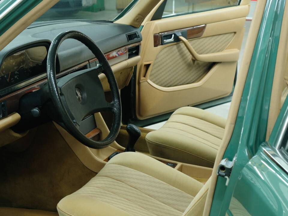 Bild 29/50 von Mercedes-Benz 260 SE (1990)