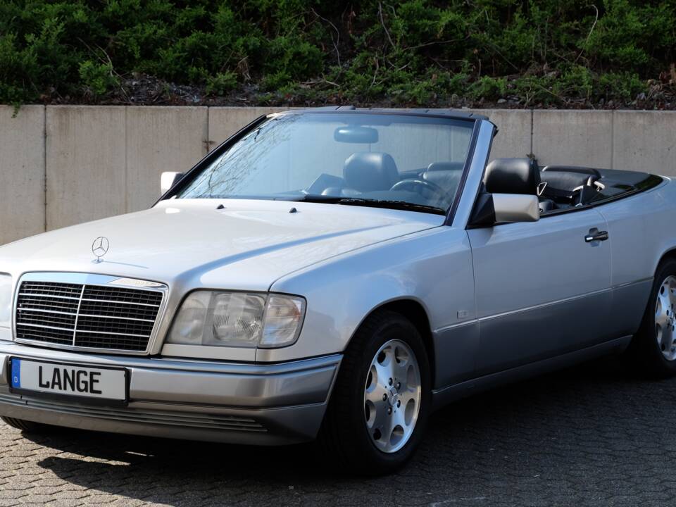 Image 8/74 of Mercedes-Benz E 320 (1997)