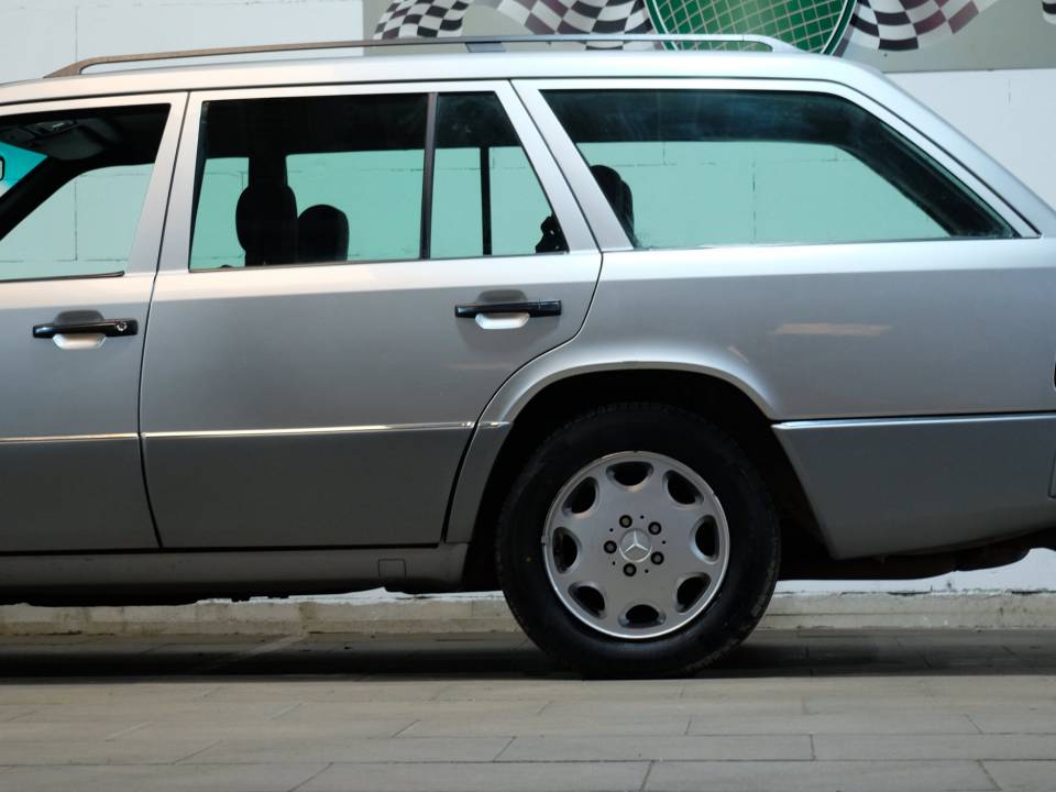 Image 15/21 de Mercedes-Benz 200 TE (1993)