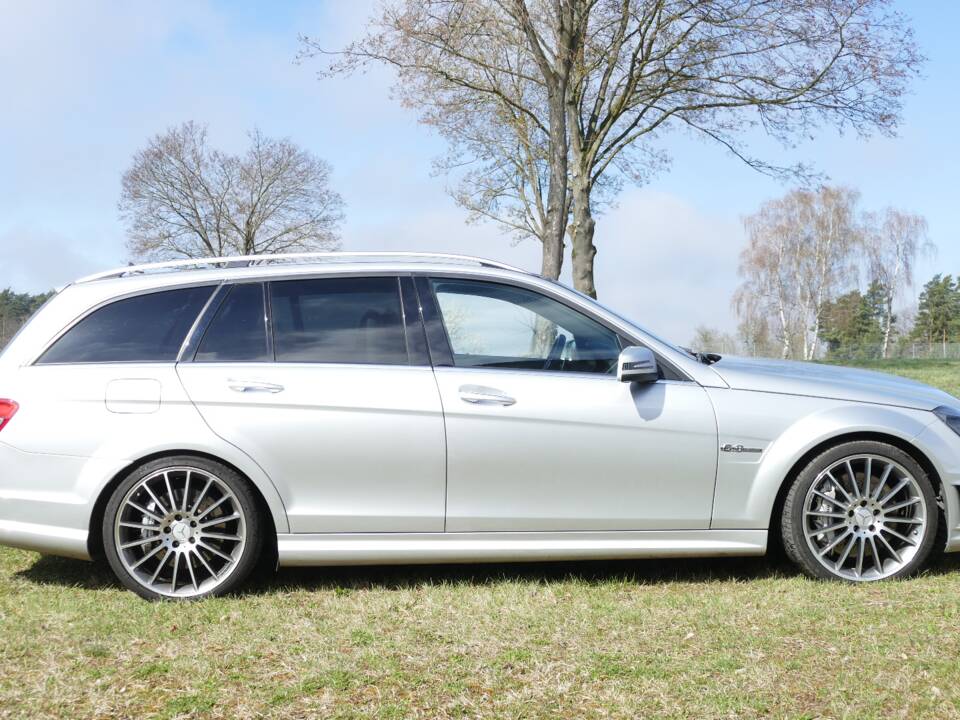 Imagen 2/18 de Mercedes-Benz C 63 AMG T (2010)