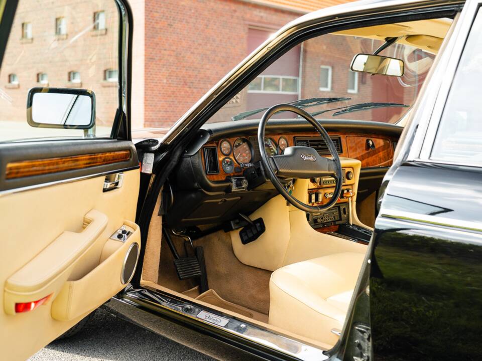 Image 13/37 of Daimler Double Six (1992)