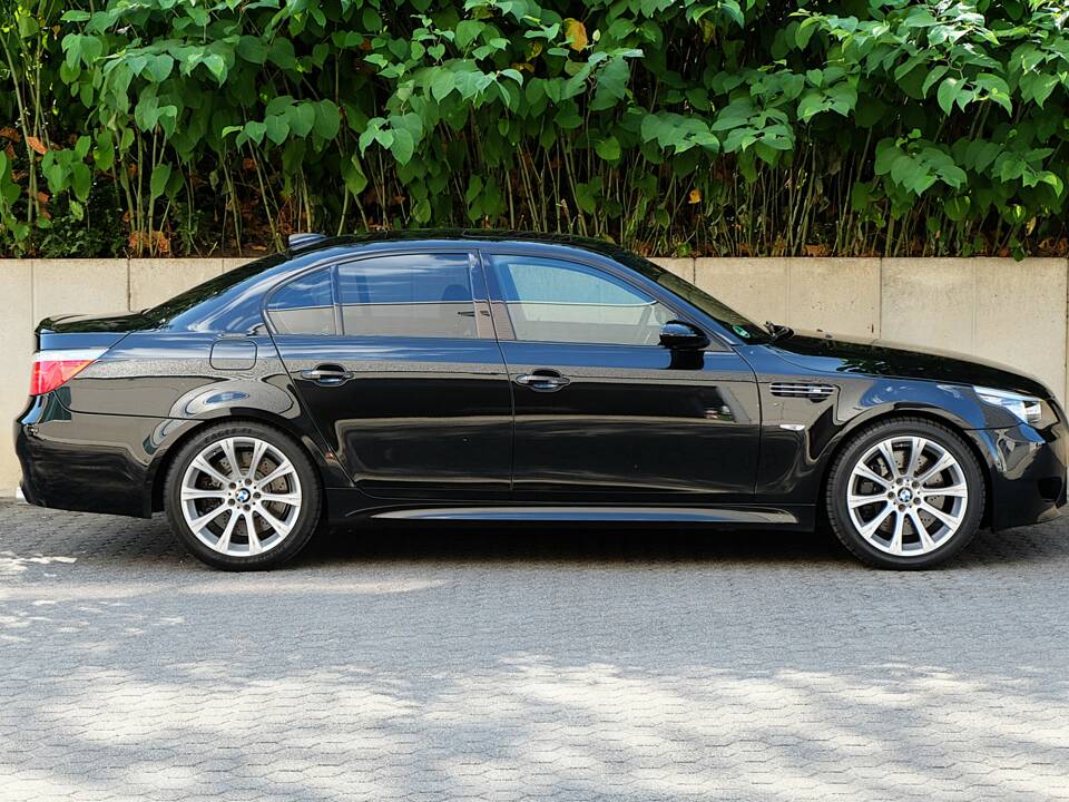 Image 3/51 of BMW M5 (2007)
