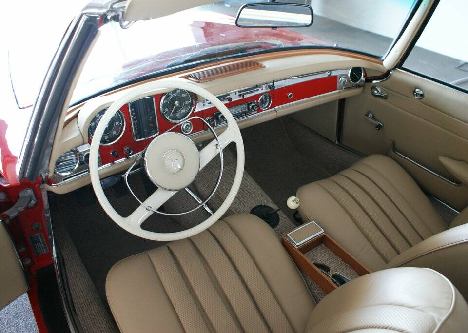 Image 2/8 de Mercedes-Benz 250 SL (1967)